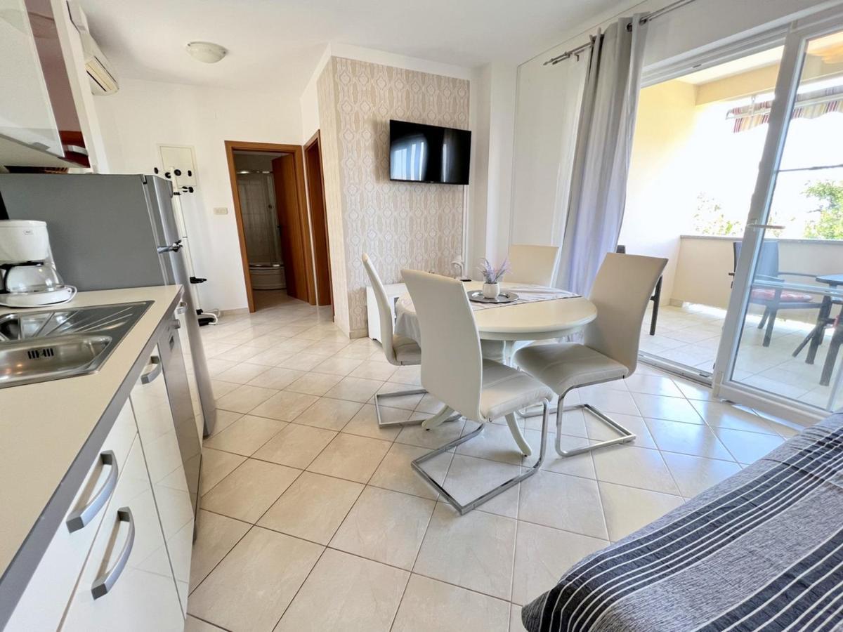 Miramar Apartments Banjol Eksteriør billede